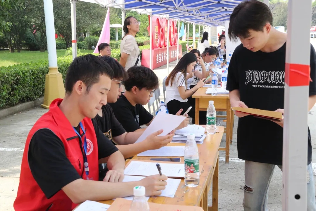 華翔學(xué)院新生報(bào)到，迎新啦！